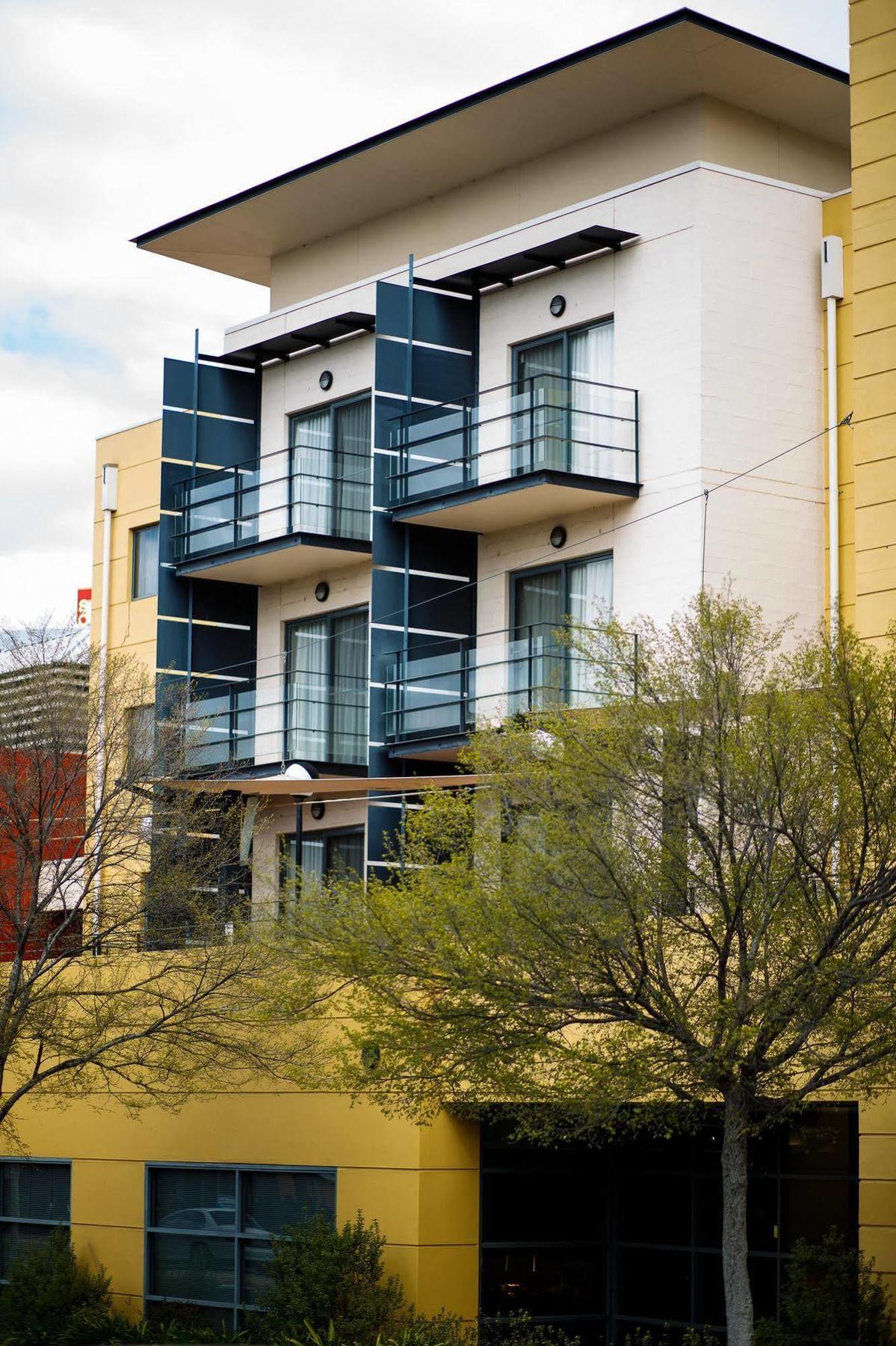 The Woden Hotel Phillip Exterior photo